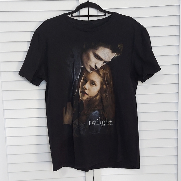Twilight Saga Tee, Size Large, Black with Stars Portrait Style, 100% Cotton - Picture 1 of 4